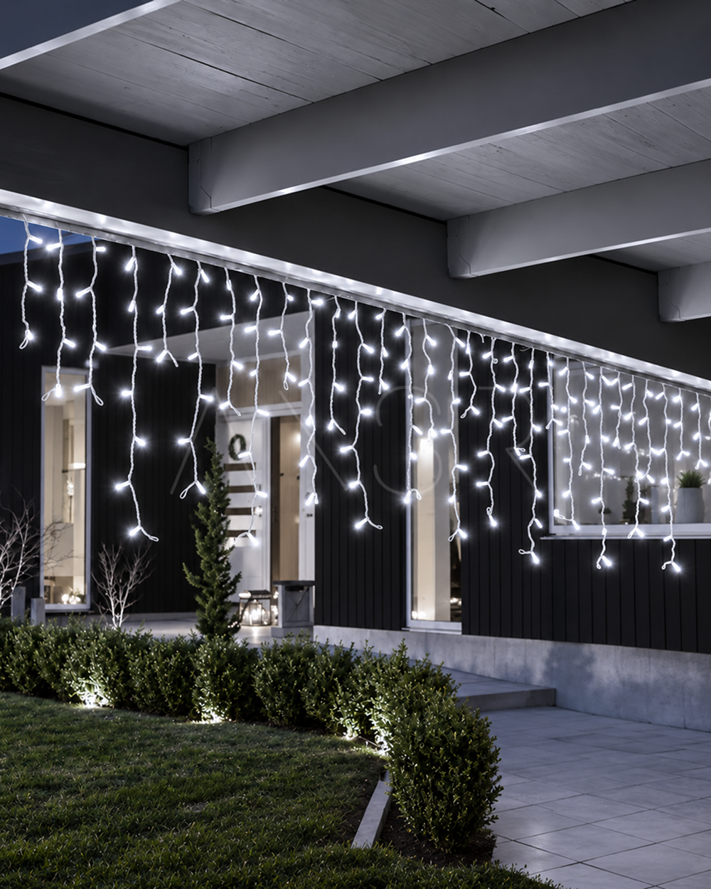 Використання білої гірлянди-бахроми Lumina надворі