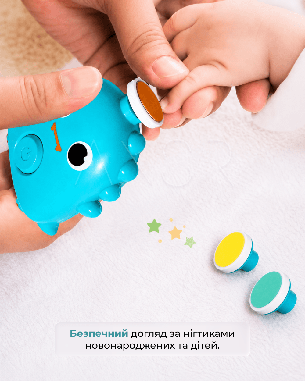 взрослый подпиливает ноготок на ручке малыша электрической пилкой