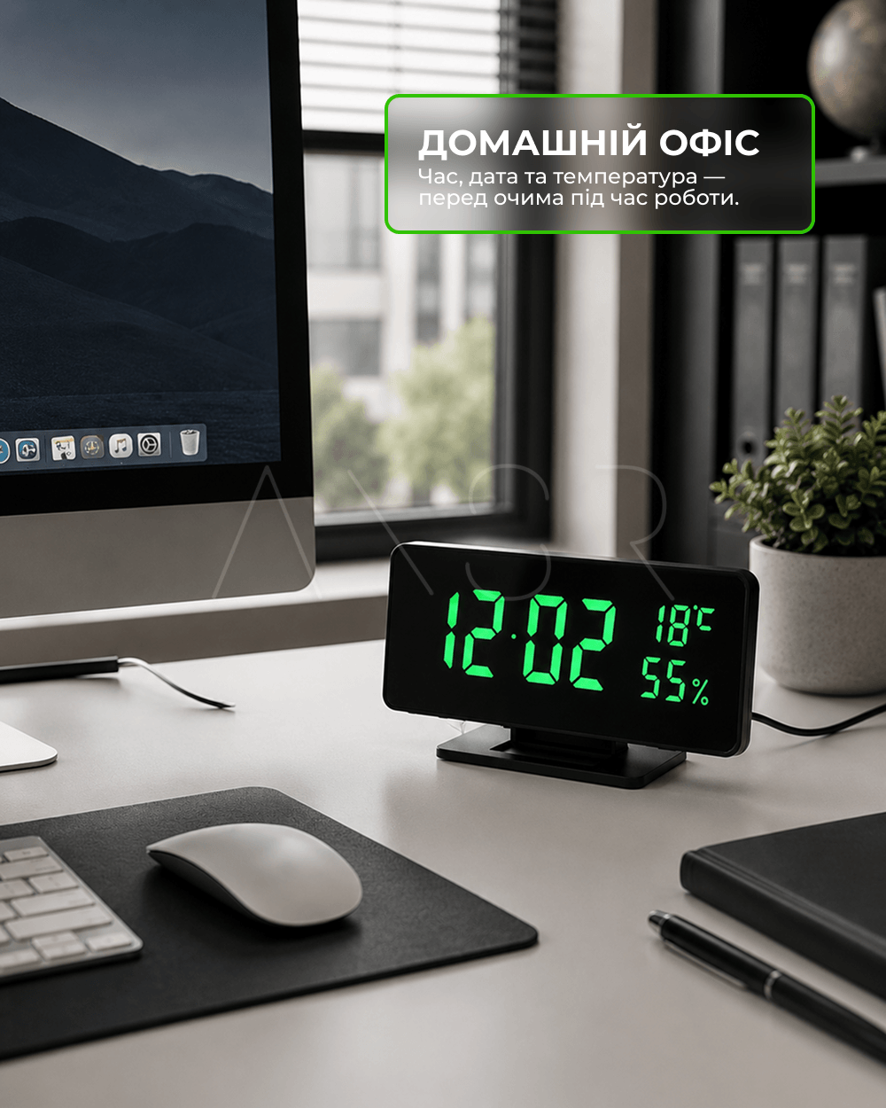 LED-годинник на столі домашнього офісу біля монітора